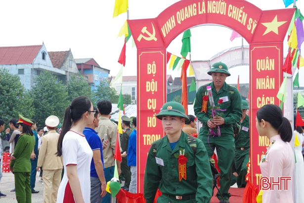 Chủ tịch UBND tỉnh Hà Tĩnh khen các đơn vị, địa phương hoàn thành nhiệm vụ giao quân