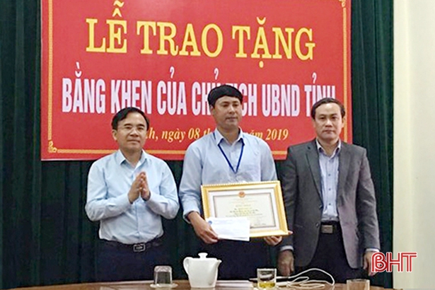 Chủ tịch UBND tỉnh Hà Tĩnh tặng bằng khen cán bộ xã cứu 2 em nhỏ đuối nước