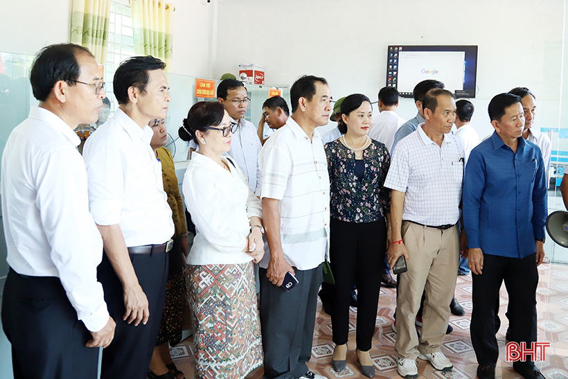 Lãnh đạo tỉnh Bôlykhămxay ấn tượng với xây dựng NTM, cải cách hành chính ở Tượng Sơn