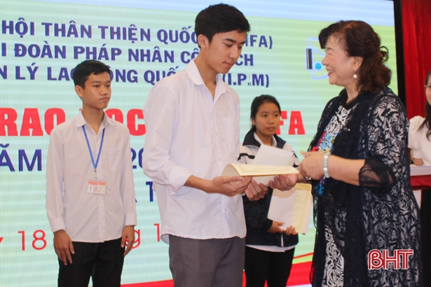 JIFA và I.P.M trao 60 suất học bổng trị giá 120 triệu đồng cho học sinh Hà Tĩnh