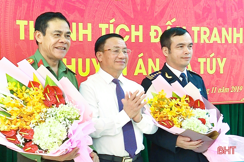 Bí thư Tỉnh ủy Hà Tĩnh Lê Đình Sơn trao thưởng các lực lượng phá Chuyên án ma túy T0319