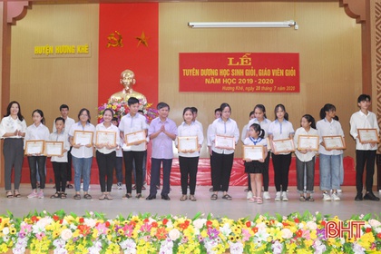 Hương Khê tuyên dương 110 học sinh giỏi năm học 2019 - 2020