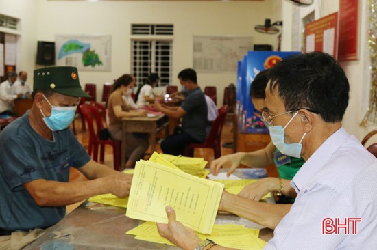 Hà Tĩnh khẩn trương tiến hành kiểm phiếu bầu cử