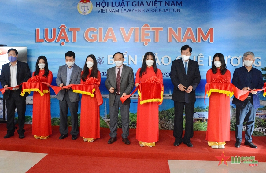 Trưng bày ảnh “Luật gia Việt Nam với biển, đảo quê hương”