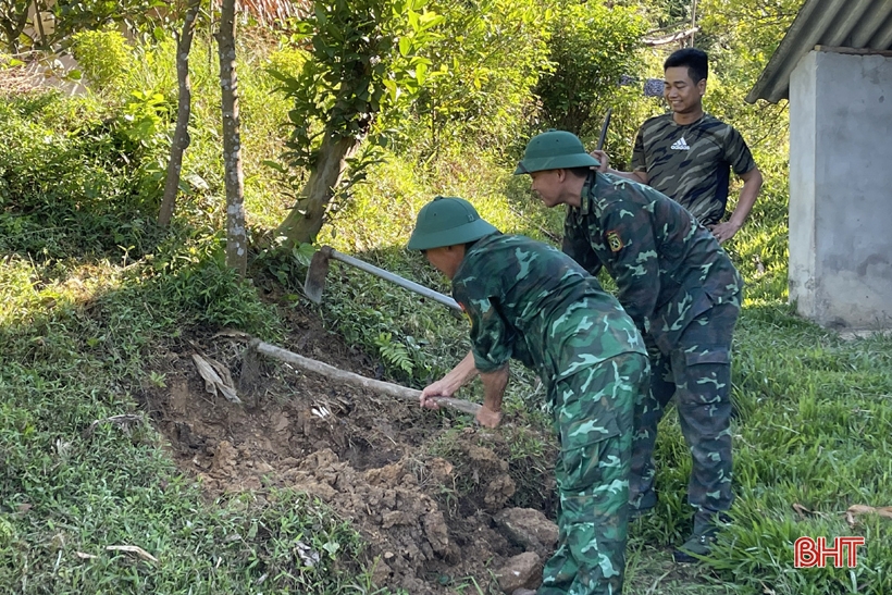 Lính quân hàm xanh giúp xã biên giới ở Vũ Quang xây dựng NTM kiểu mẫu