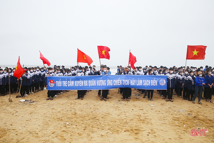 Gần 500 đoàn viên thanh niên ra quân làm sạch biển Thiên Cầm