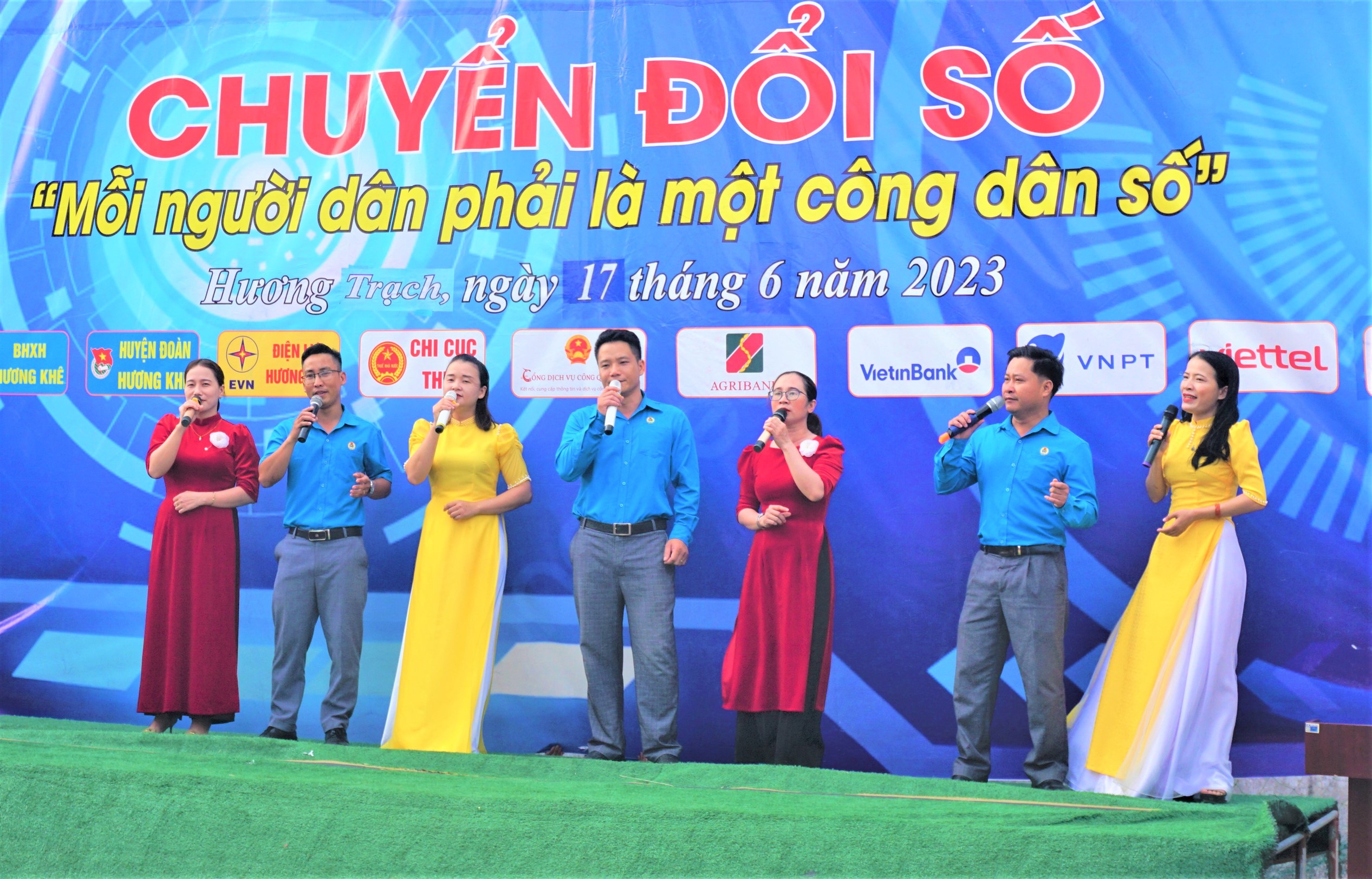 Hương Trạch tổ chức thành công Ngày hội chuyển đổi số