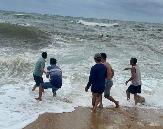Cứu kịp thời  3 ngư dân trên biển cảng cá Xuân Hội