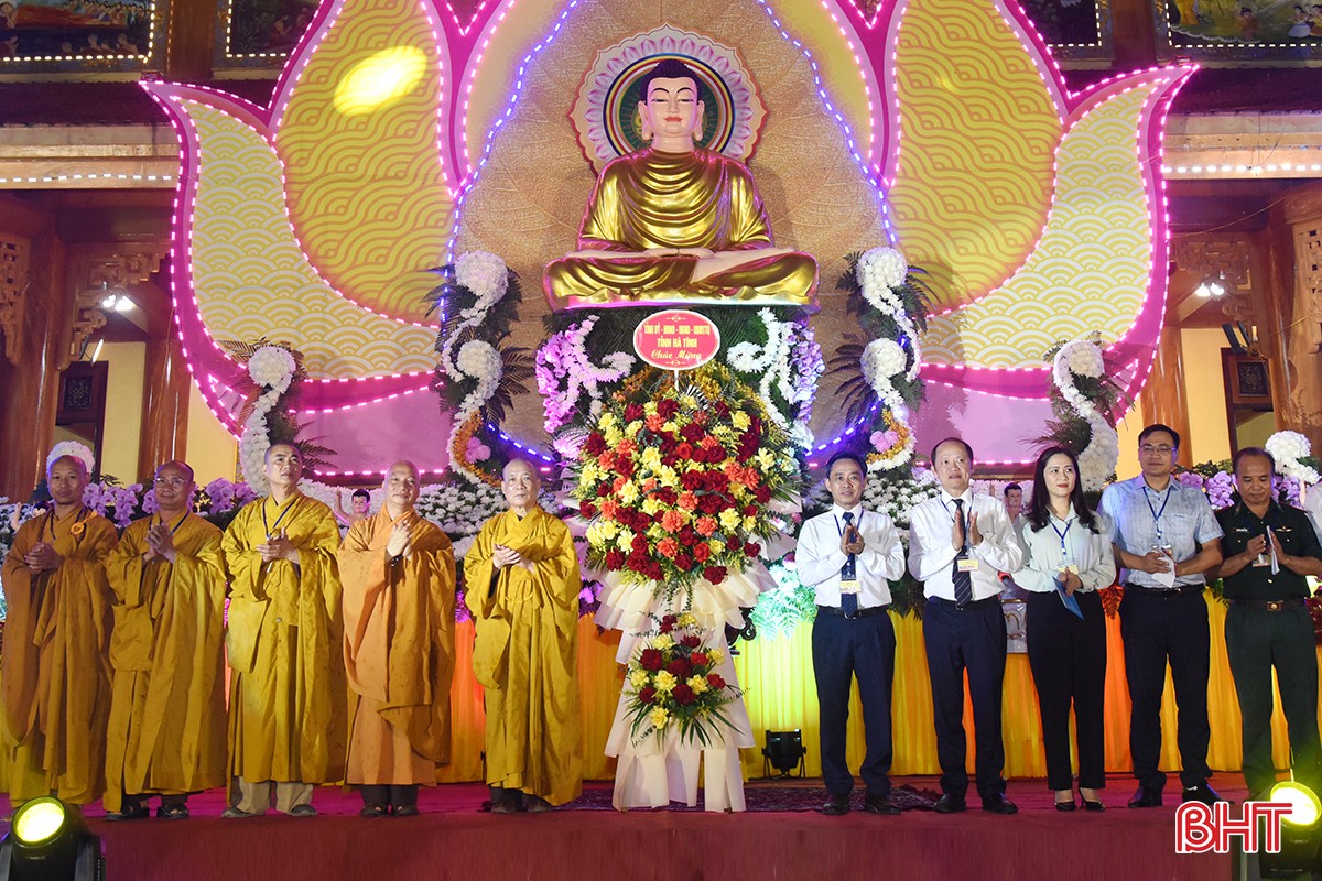 Lãnh đạo tỉnh Hà Tĩnh chúc mừng Đại lễ Phật đản năm 2024v