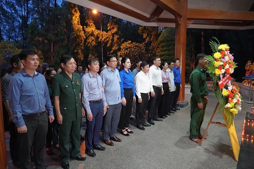 Trang trọng lễ thắp nến tri ân các anh hùng liệt sĩ tại Ngã ba Đồng Lộc