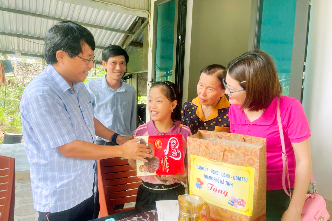 Bí thư Thành ủy trao quà trung thu cho các em nhỏ ở xã Thạch Bình