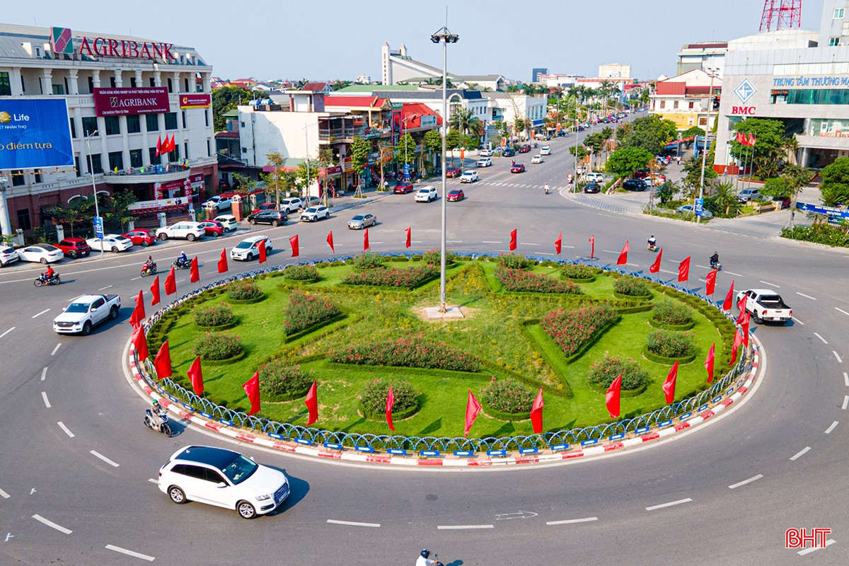 Thành Sen thắm màu cờ Tổ quốc đón mừng đại lễ 30/4