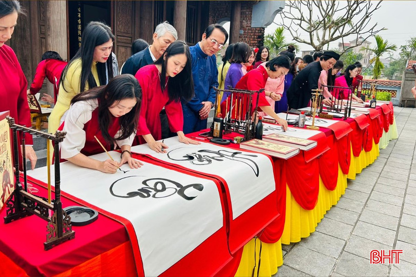Độc đáo lễ khai bút viết thư pháp Truyện Kiều