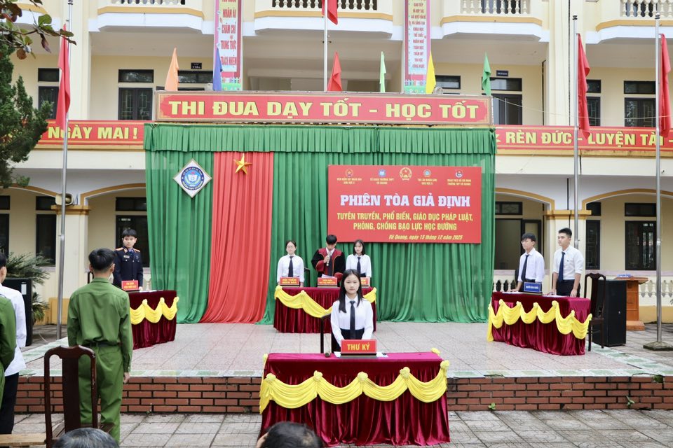 Giáo dục pháp luật học đường bằng mô hình “Phiên tòa giả định” tại Trường THPT Vũ Quang
