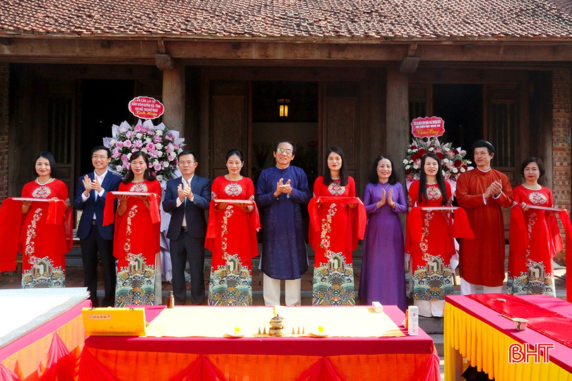 Trưng bày cuốn Truyện Kiều viết bằng chữ thư pháp