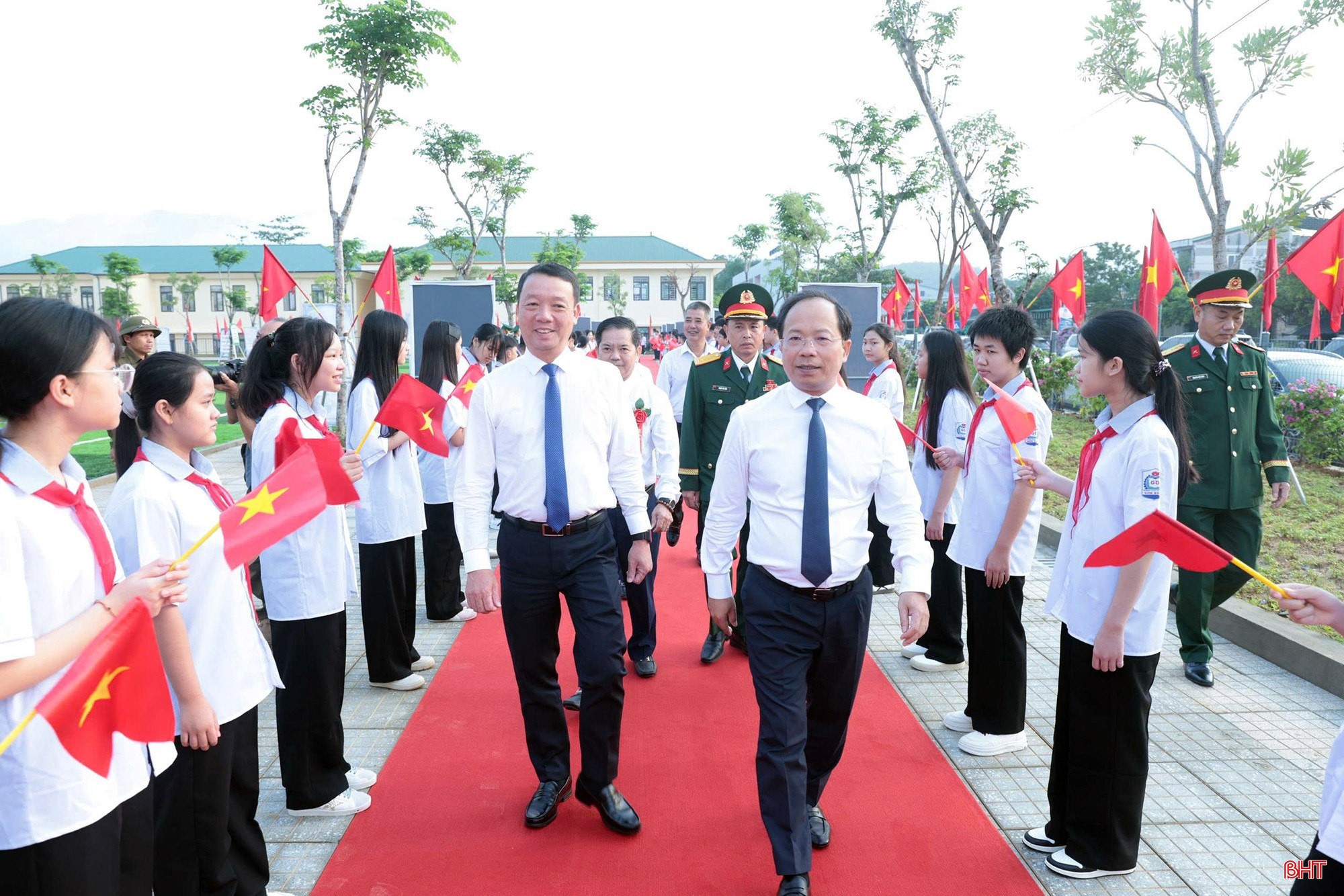 Thường trực Tỉnh ủy Hà Tĩnh tham dự lễ khai giảng tại điểm cầu Trường Phổ thông nội trú liên cấp TH&THCS Sơn Kim 1 và Hương Khê  