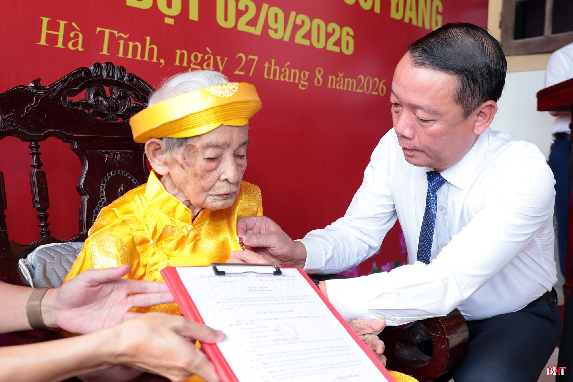 Chủ tịch UBND tỉnh trao tặng Huy hiệu 80 năm tuổi Đảng cho đảng viên tại xã Tùng Lộc 
