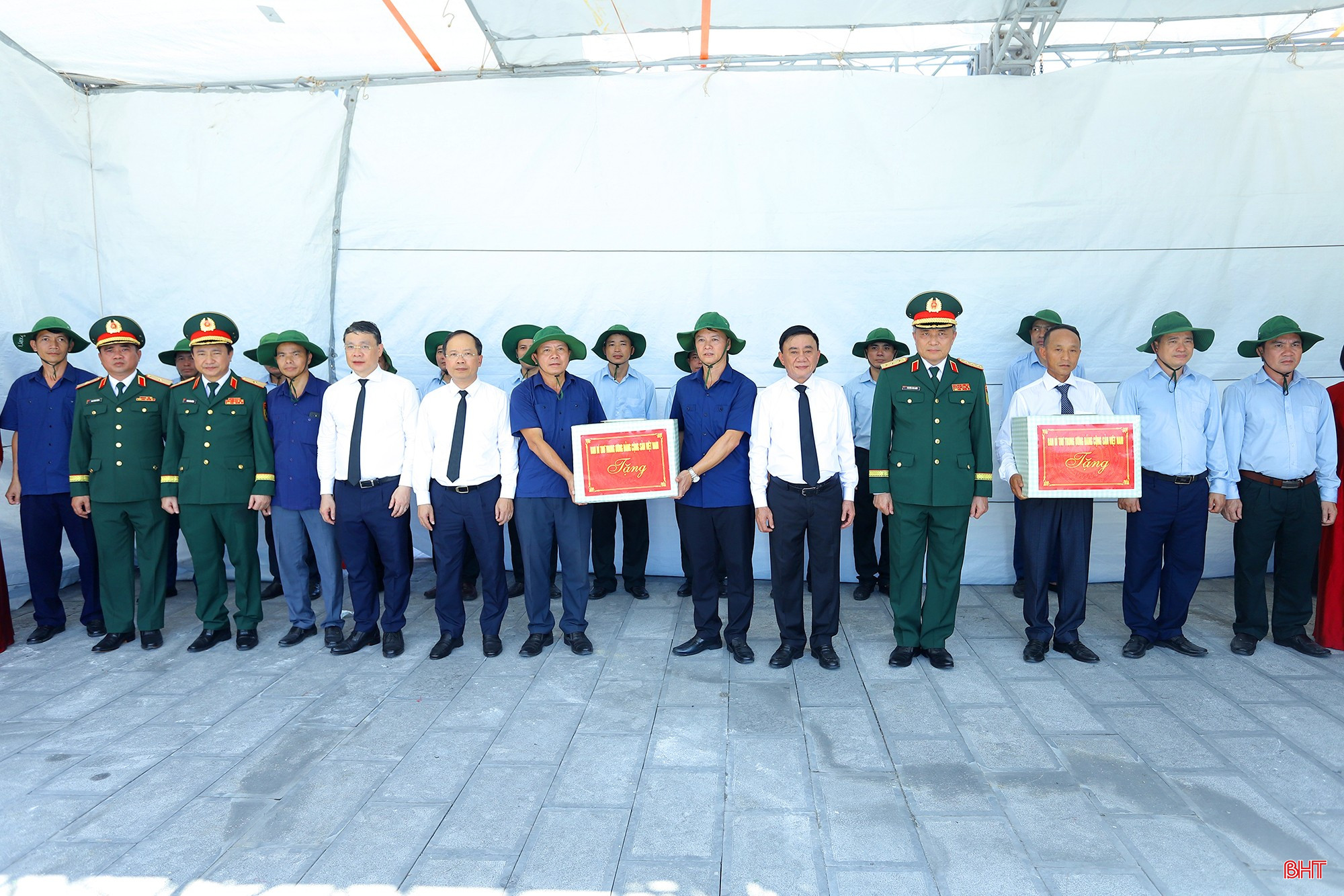 Thường trực Ban Bí thư Trần Cẩm Tú tặng quà động viên Đội Quy tập hài cốt liệt sỹ tỉnh Hà Tĩnh 