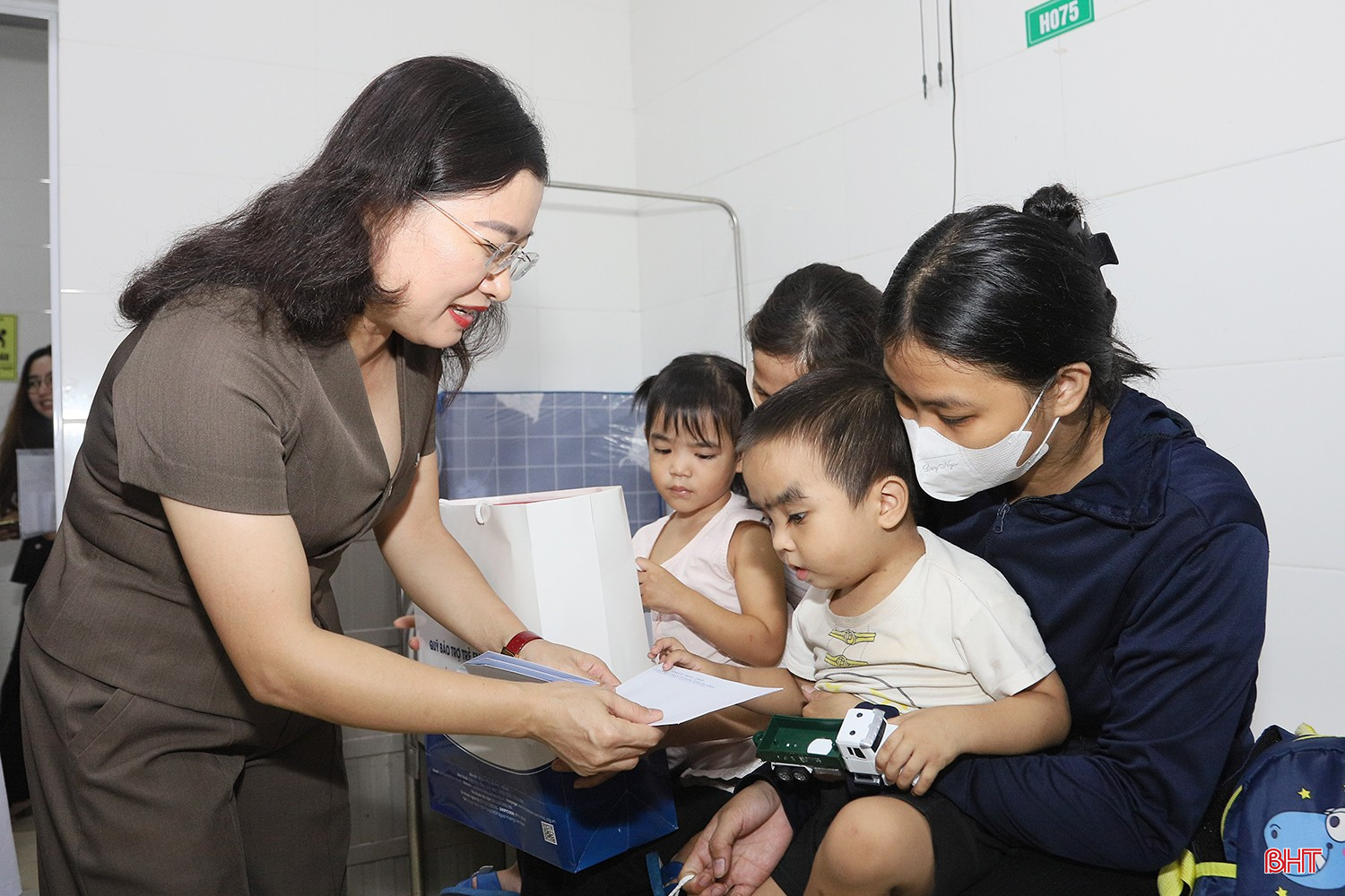 Lãnh đạo tỉnh Hà Tĩnh sẻ chia yêu thương với trẻ em dịp Tết Trung thu 