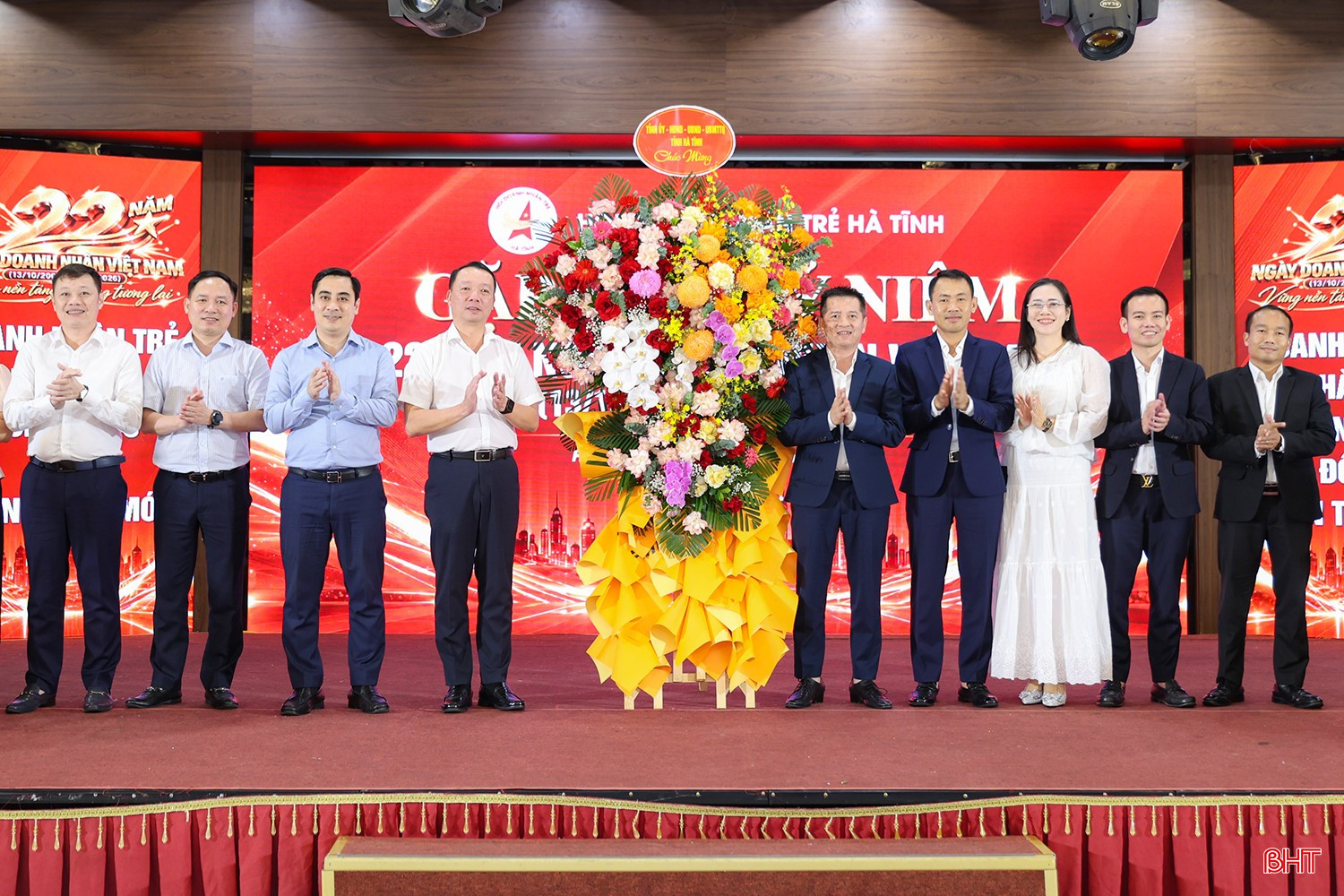 Chủ tịch UBND tỉnh Hà Tĩnh dự gặp mặt nhân Ngày Doanh nhân Việt Nam 