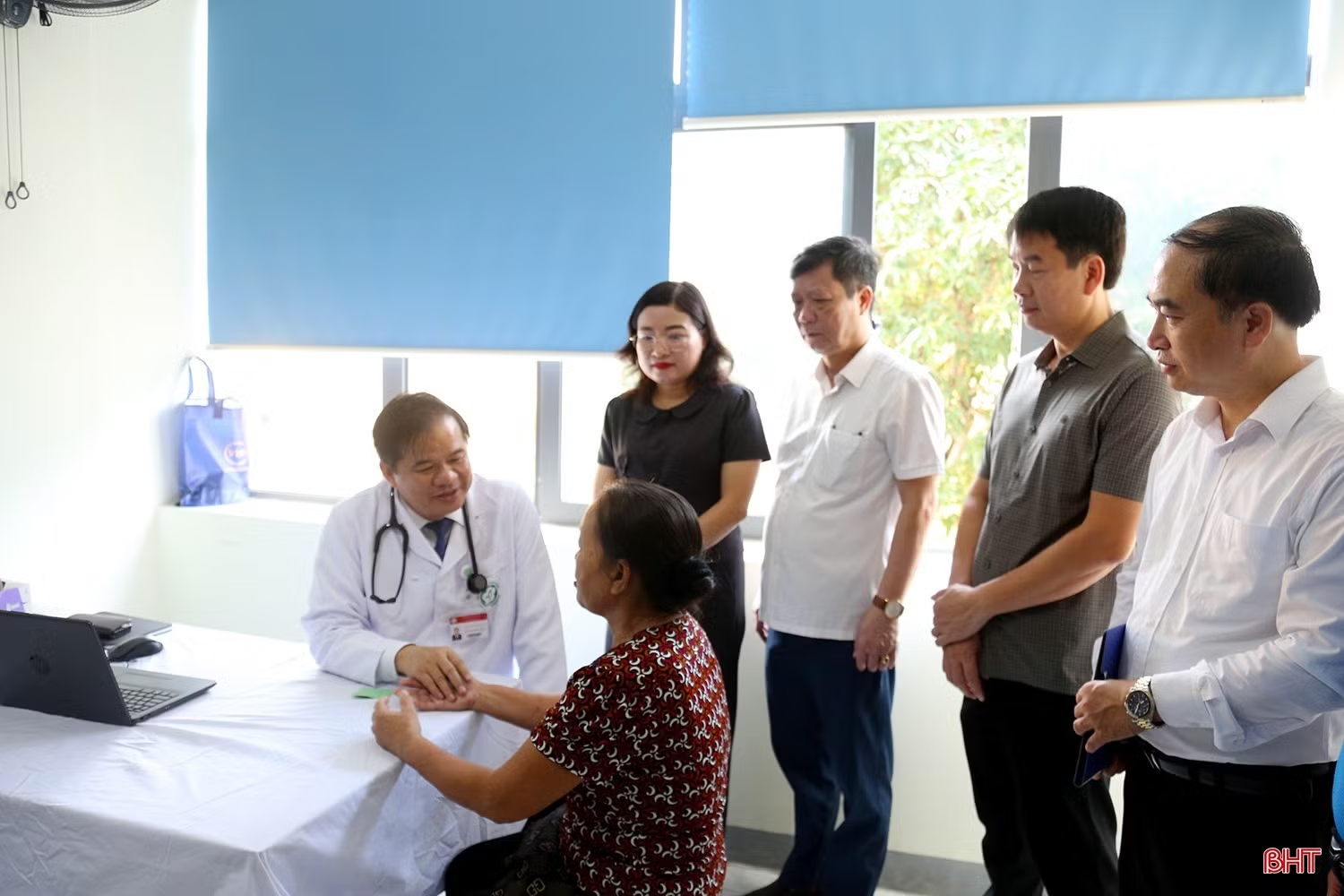 Gần 1.000 người dân Hà Tĩnh được khám bệnh, tư vấn sức khỏe miễn phí 