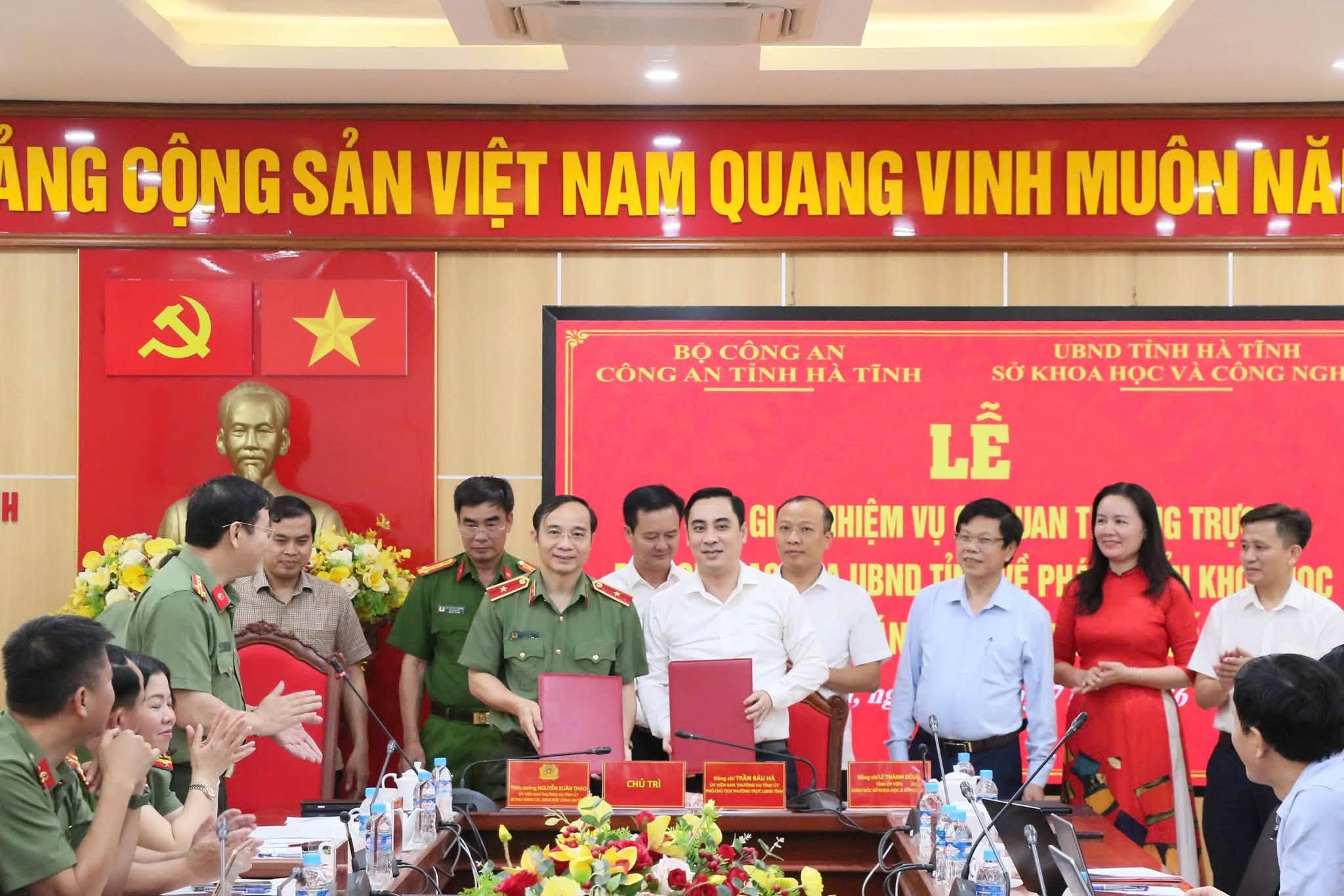 Bàn giao nhiệm vụ Cơ quan Thường trực Ban Chỉ đạo Nghị quyết 57-NQ/TW và Đề án 06 về Công an tỉnh 