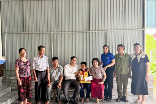 Xã Thiên Cầm trao yêu thương, gửi niềm vui Trung thu đến trẻ em khó khăn