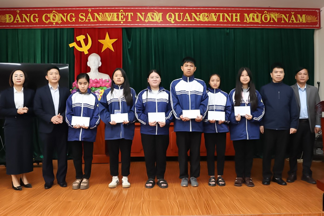 Trao quà Tết hỗ trợ giáo viên, học sinh khó khăn trên địa bàn