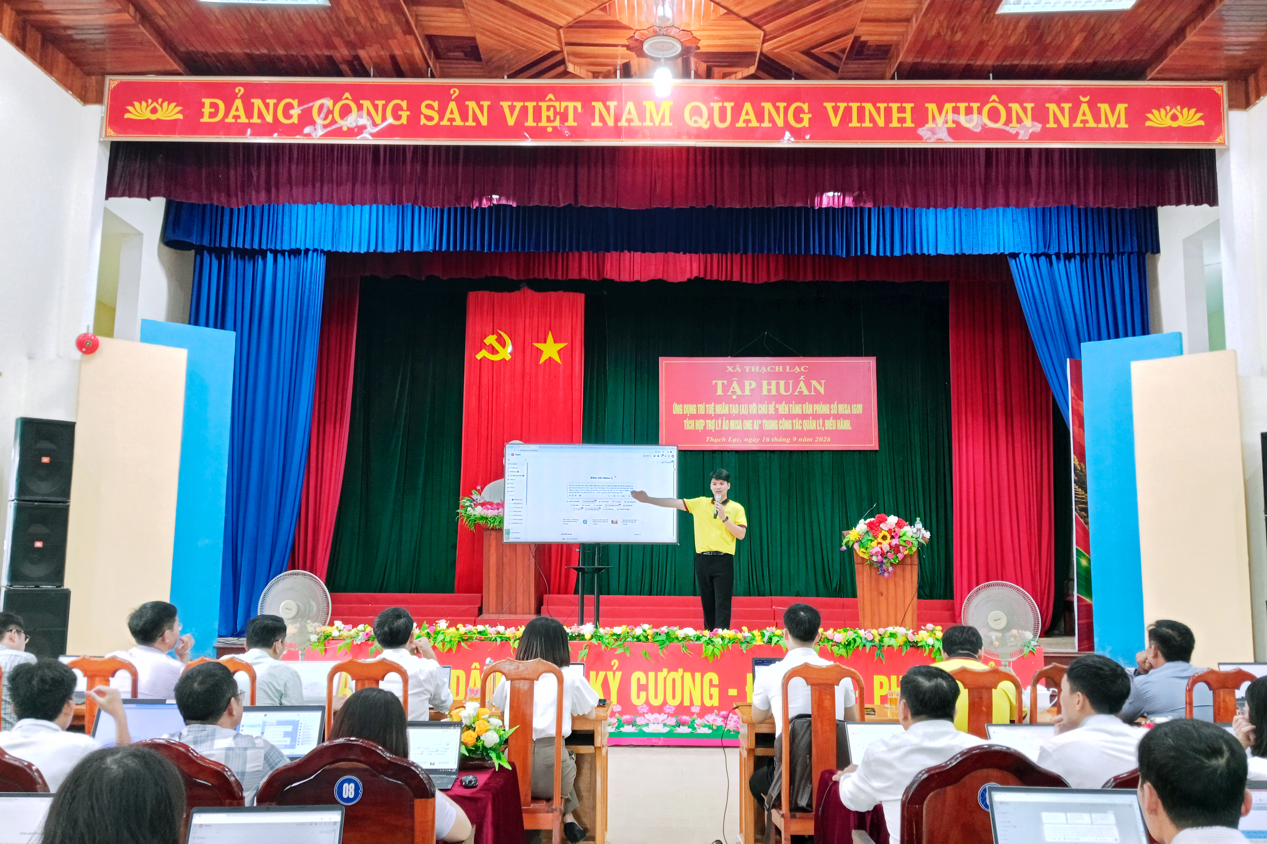 Cán bộ Thạch Lạc thực hành AI trong xử lý công việc
