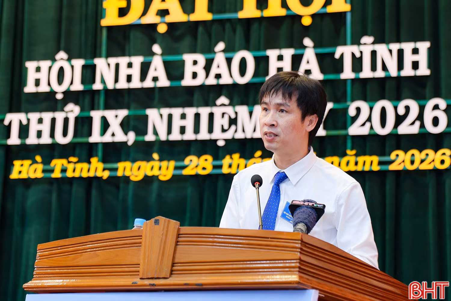Ông Trần Văn Long (Chi hội nhà báo Báo và phát thanh, truyền hình Hà Tĩnh) trình bày tham luận với chủ đề "Chi hội Báo và phát thanh, truyền hình Hà Tĩnh khẳng định vai trò, vị thế trong kỷ nguyên số".