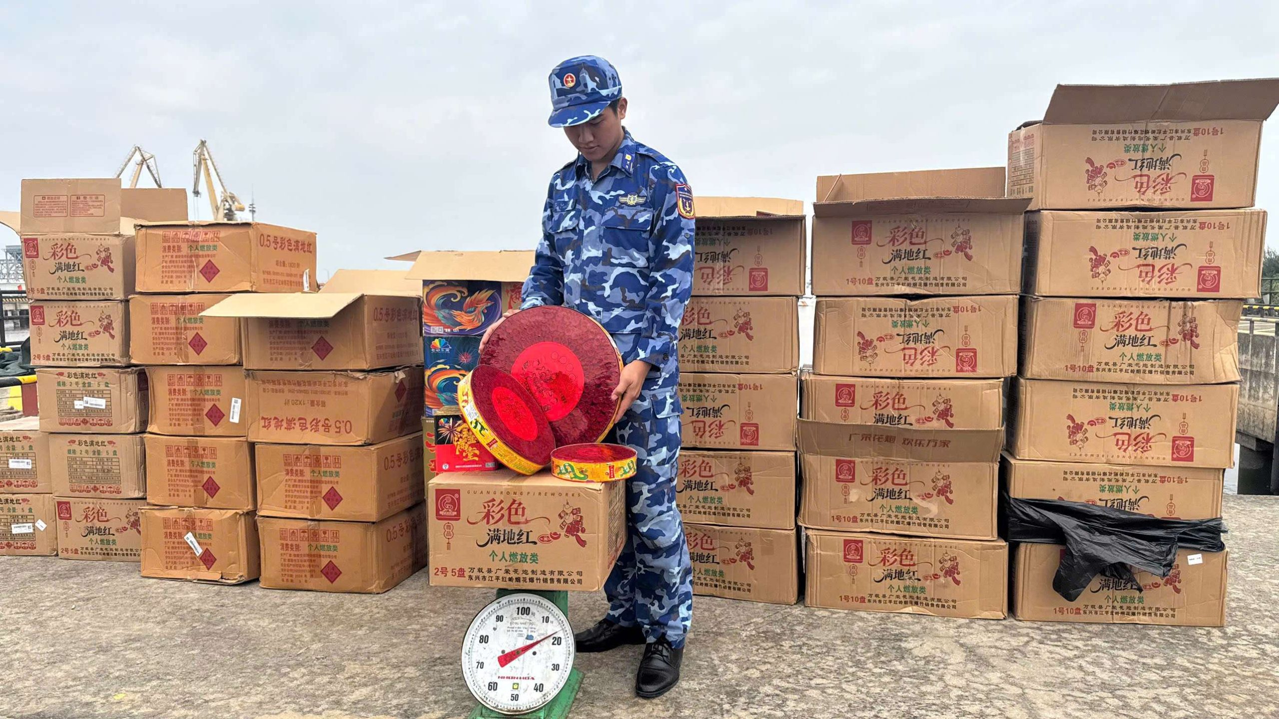 Phát hiện, thu giữ hơn 500kg pháo nổ trái phép trên vùng biển Hải Phòng