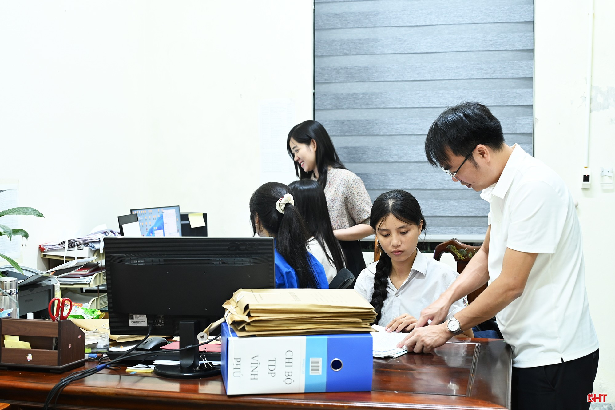 Phường Trần Phú tranh thủ làm việc buổi tối để bảo đảm tiến độ số hóa hồ sơ. bqbht_br_3-6560.jpg