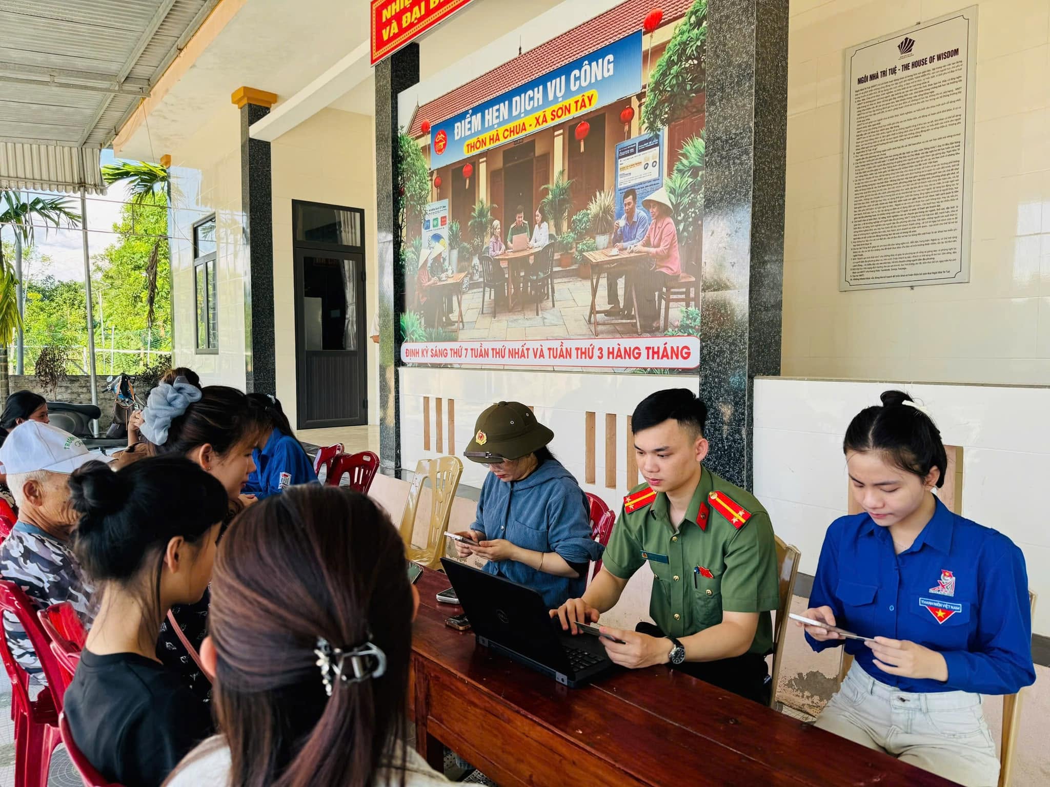 Xã Sơn Tây tích cực hỗ trợ người dân cài đặt ứng dụng i-HaTinh
