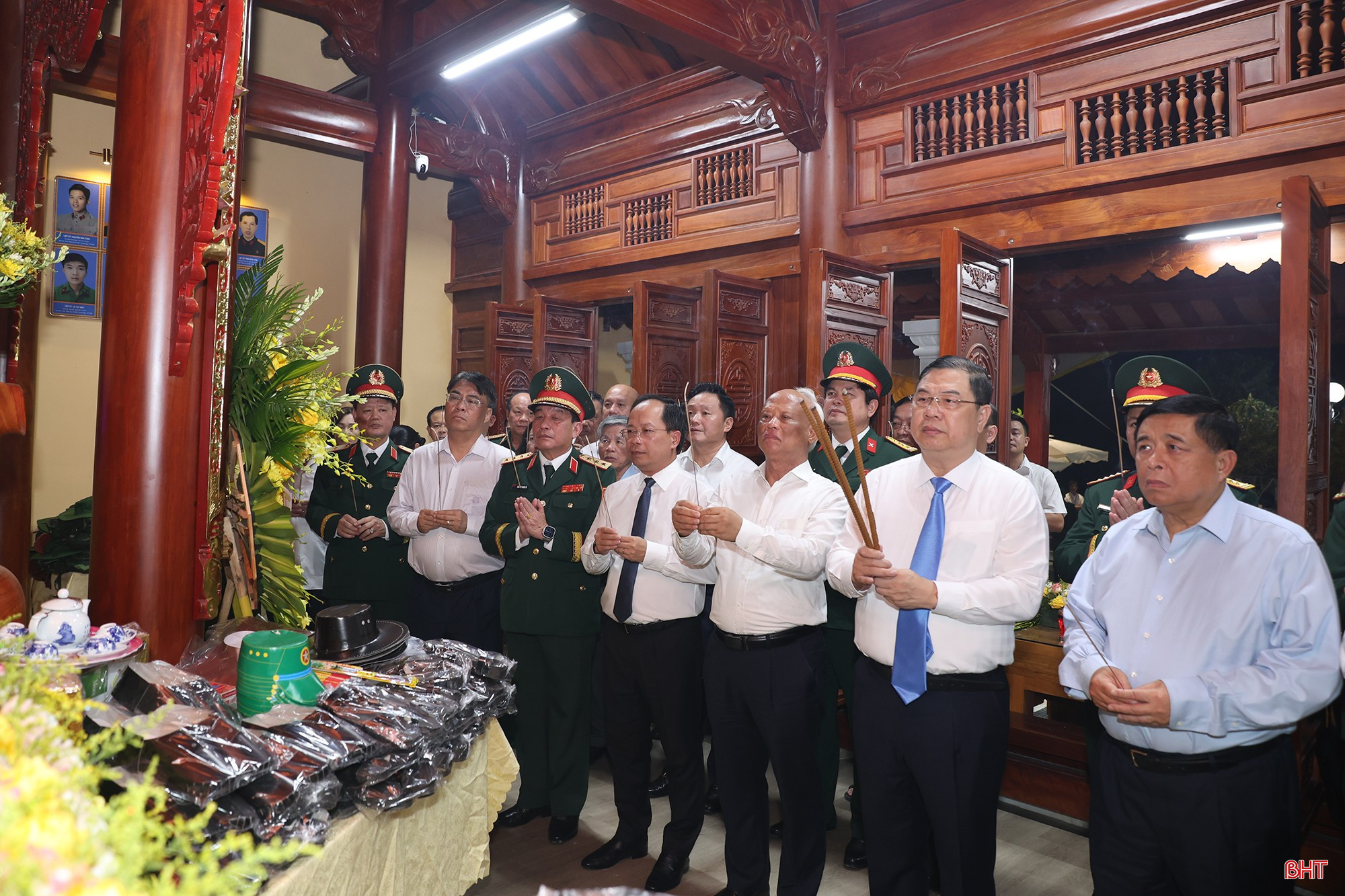 Phó Thủ tướng Thường trực Chính phủ dâng hương tại Khu di tích lịch sử Bãi Dừa
