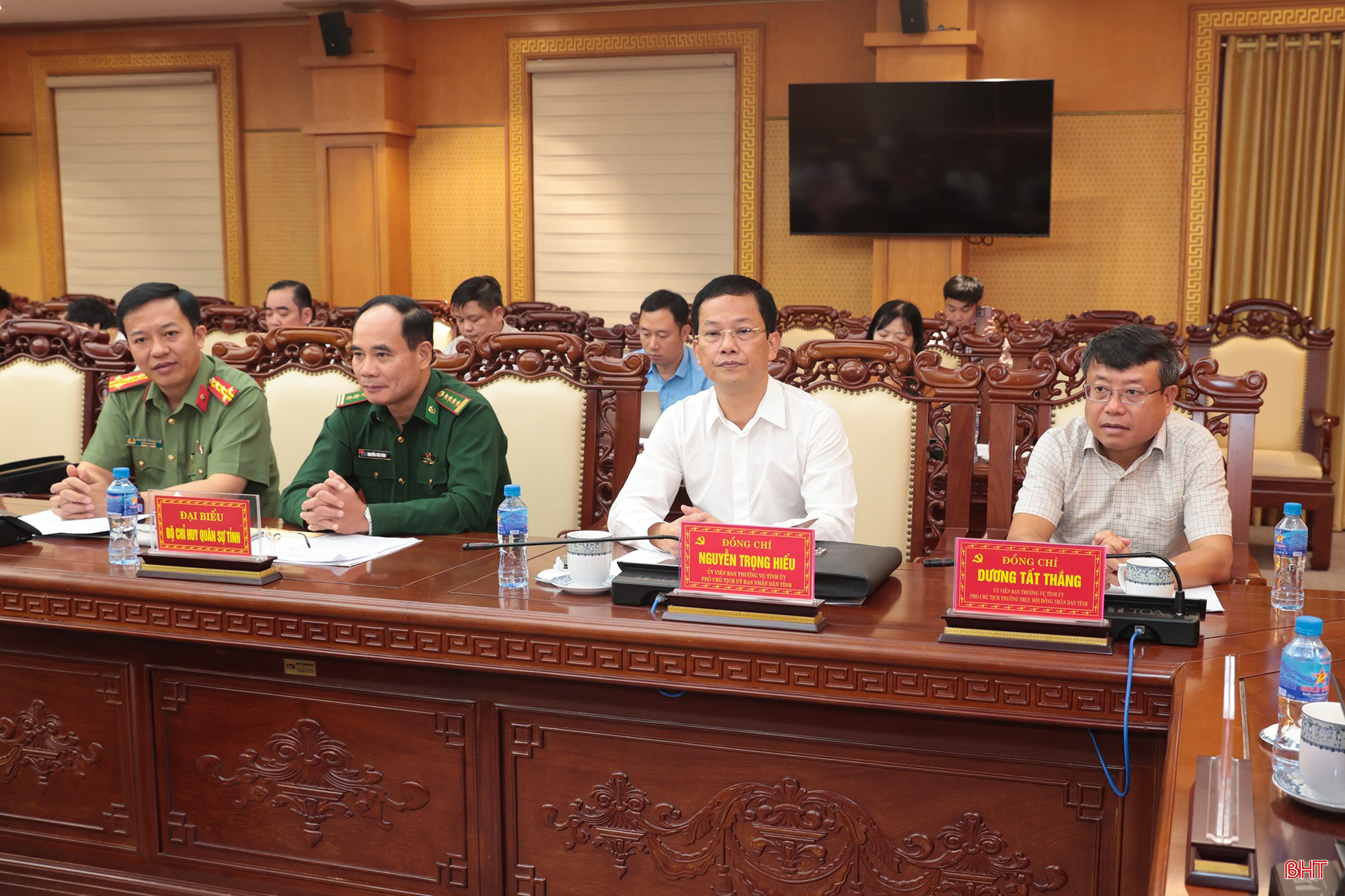 Các đồng chí: Dương Tất Thắng - Ủy viên BTV Tỉnh ủy, Phó Chủ tịch Thường trực HĐND tỉnh; Nguyễn Trọng Hiếu - Ủy viên BTV Tỉnh ủy, Phó Chủ tịch UBND tỉnh cùng đại biểu tham dự hội nghị. bqbht_br_tong-ket-nghi-quyet-bct-5900.jpg