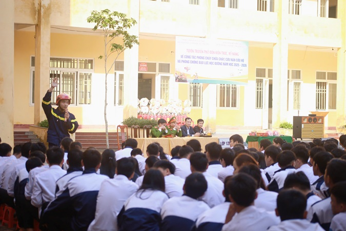 Tuyên truyền phổ biến kiến thức, pháp luật về PCCC và CNCH cho cán bộ, giáo viên và học sinh