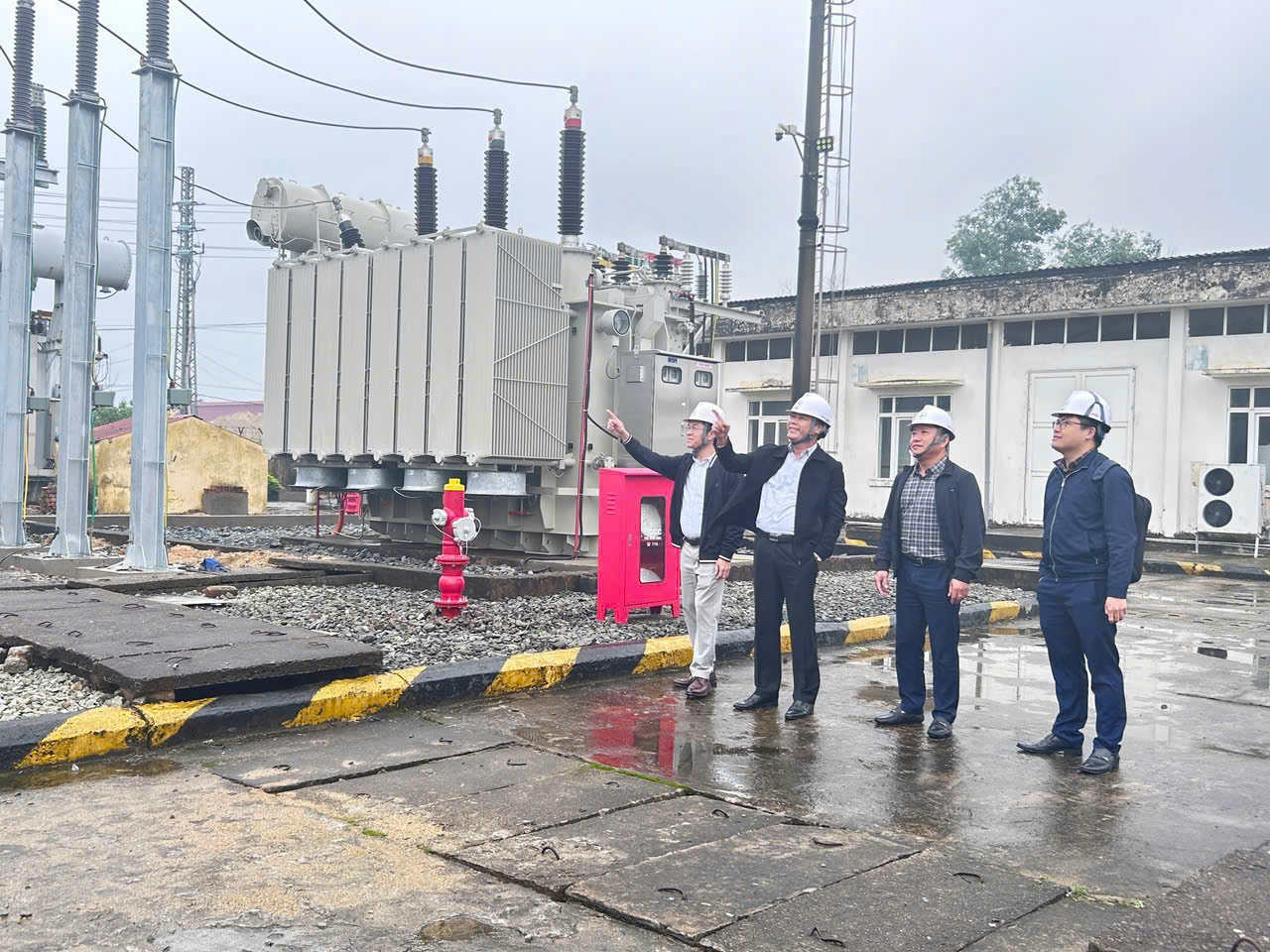 Công ty Điện lực Hà Tĩnh phối hợp Sở Công Thương kiểm tra công tác đảm bảo cấp điện phục vụ bầu cử