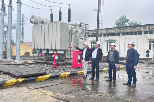 Công ty Điện lực Hà Tĩnh phối hợp Sở Công Thương kiểm tra công tác đảm bảo cấp điện phục vụ bầu cử