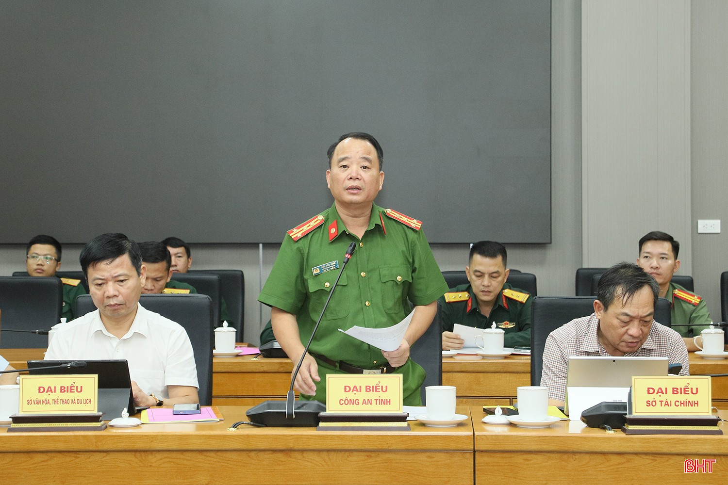 Đại tá Trần Hữu Cảnh - Trưởng phòng Cảnh sát QLHC về TTXH (Công an tỉnh) thông tin về kết quả, tiến độ thu nhận mẫu ADN thân nhân liệt sĩ trên địa bàn tỉnh. bqbht_br_7.jpg
