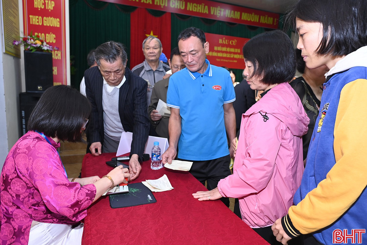 Sau khi bỏ phiếu, cử tri được thành viên tổ bầu cử đóng dấu "Đã bỏ phiếu" xác nhận việc đã hoàn thành nghĩa vụ trong ngày hội toàn dân.