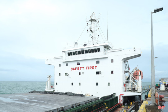 Linh hoạt phương án vận chuyển than, Nhiệt điện Vũng Áng 1 giữ nhịp vận hành trong mùa mưa bão