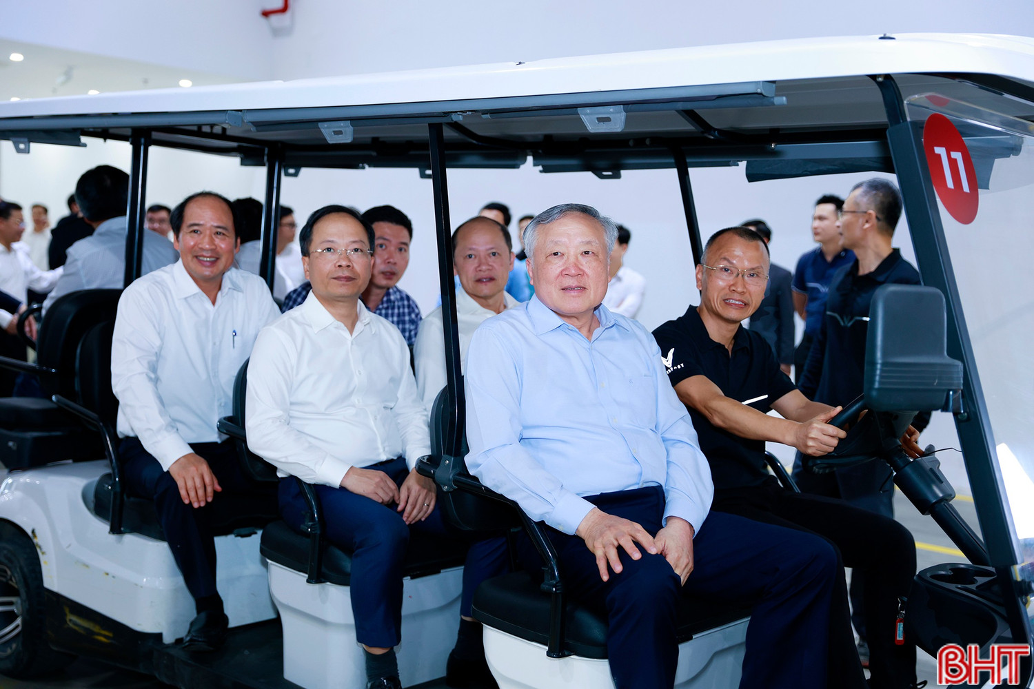 Phó Thủ tướng Thường trực Chính phủ Nguyễn Hoà Bình và đoàn công tác tham quan Nhà máy Sản xuất ô tô điện VinFast Hà Tĩnh.