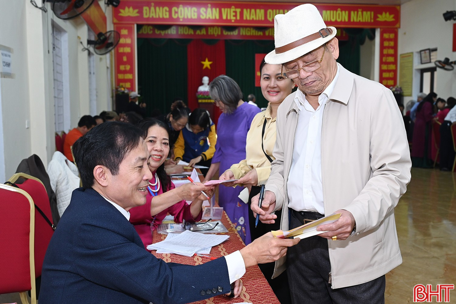 Tại khu vực bỏ phiếu 24, cử tri bầu 3 ĐBQH khóa XVI trong danh sách 5 ứng cử viên; bầu 5 đại biểu HĐND tỉnh khóa XIX nhiệm kỳ 2026 - 2031 trong danh sách 8 ứng cử viên; bầu 4 đại biểu HĐND phường Thành Sen nhiệm kỳ 2026-2031 trong danh sách 7 ứng cử viên.