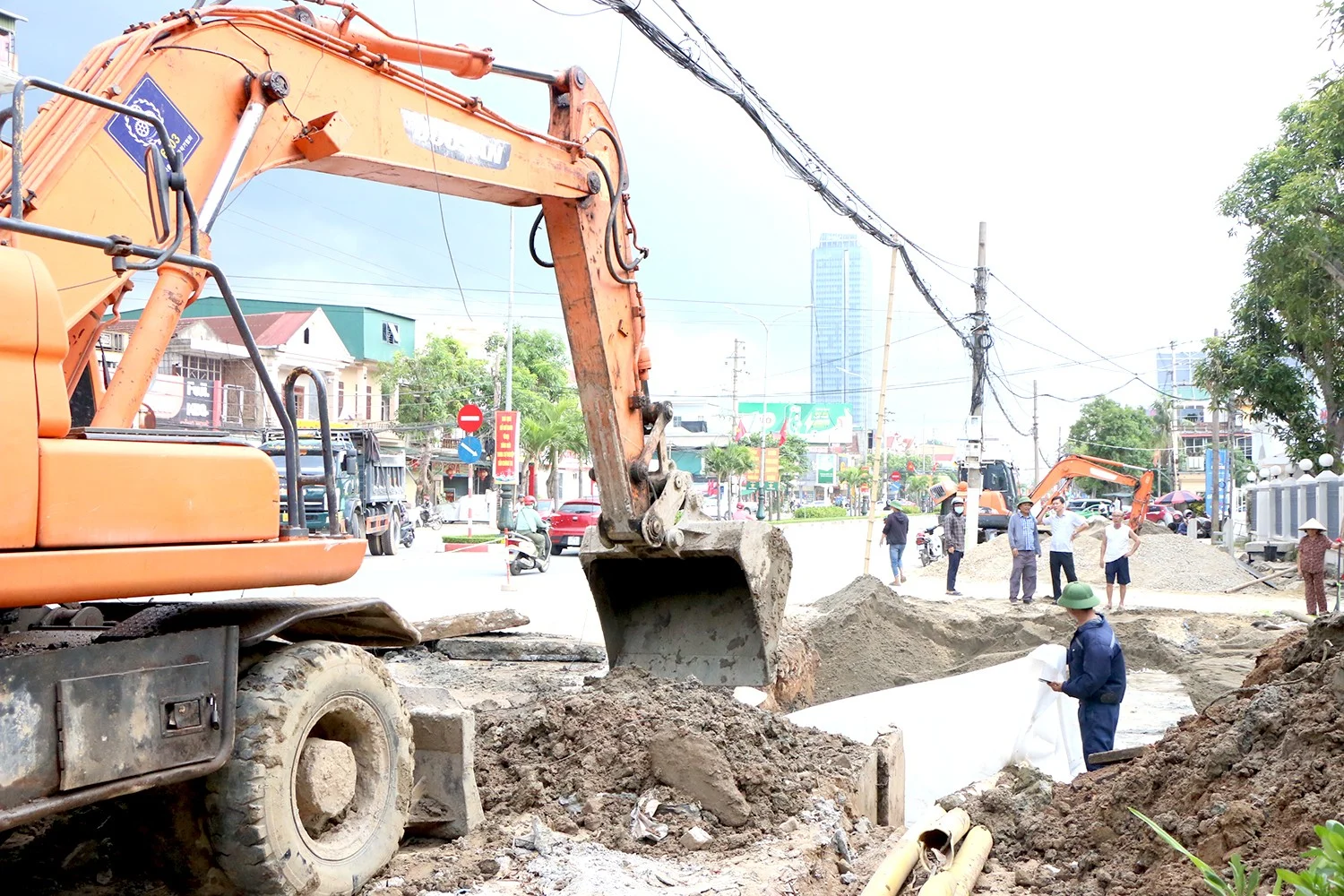 Bộ Xây dựng siết tiến độ, xử lý nhà thầu chậm trễ