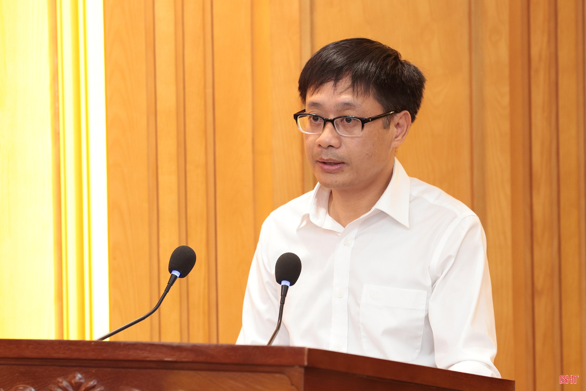 Đồng chí Võ Tá Nghĩa - Phó Trưởng BQL Khu kinh tế tỉnh trình bày tham luận tại hội nghị. bqbht_br_tong-ket-nghi-quyet-bct-3a.jpg