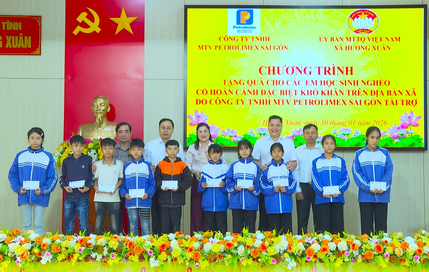 Petrolimex Sài Gòn trao máy tính và quà Tết cho học sinh khó khăn tại Hương Xuân