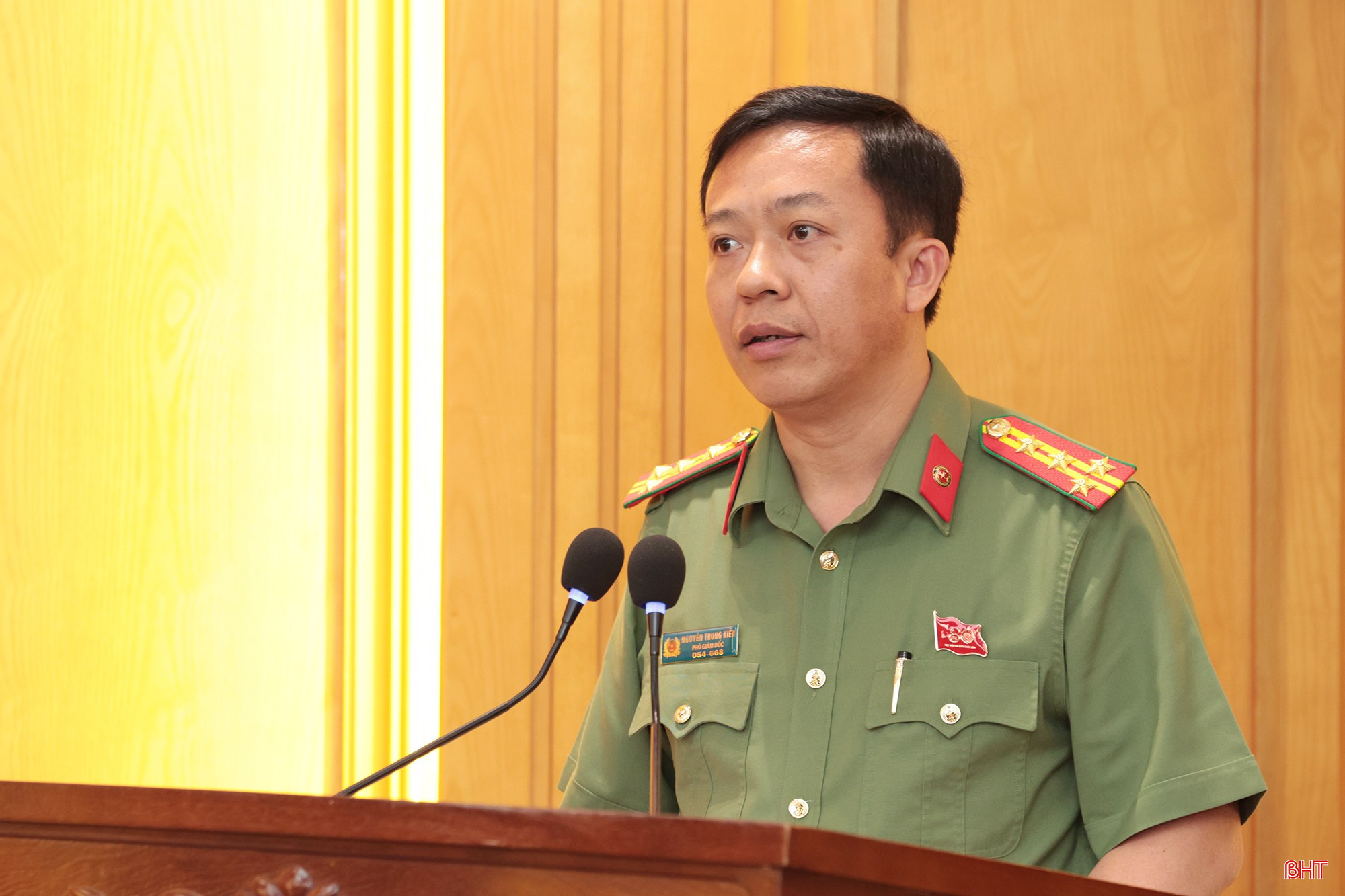 Đại tá Nguyễn Trung Kiên - Phó Giám đốc Công an tỉnh trình bày tham luận tại hội nghị. bqbht_br_tong-ket-nghi-quyet-bct-6a.jpg