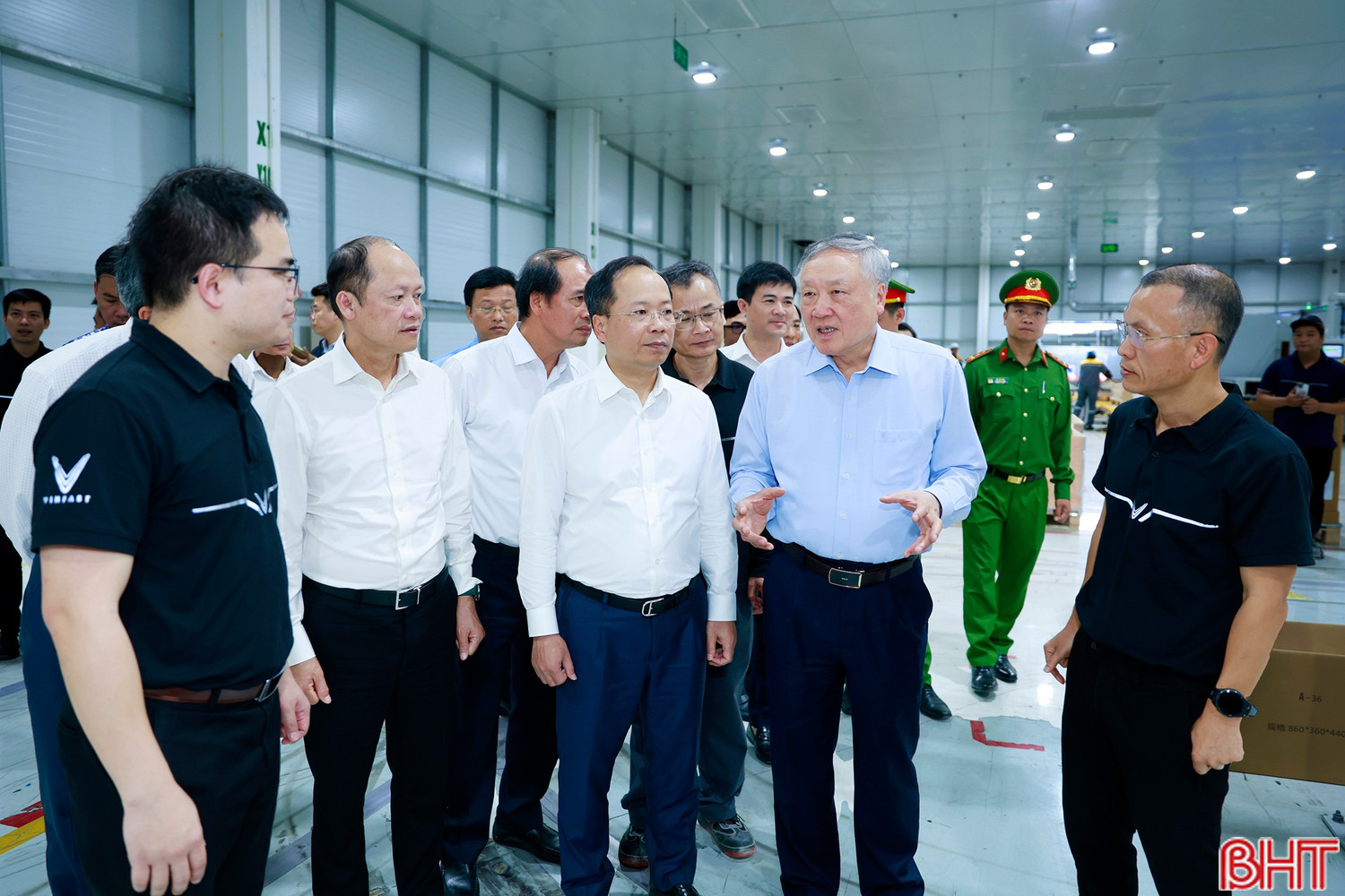 Phó Thủ tướng Thường trực Chính phủ Nguyễn Hoà Bình và đoàn công tác thăm Nhà máy Sản xuất Pin VinES.