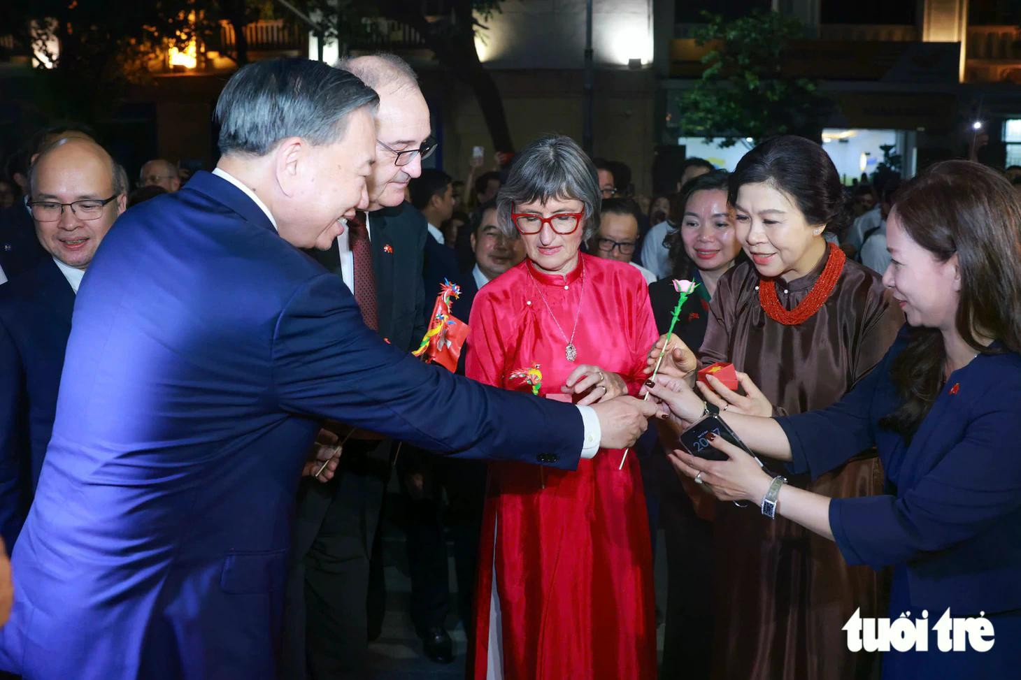 Tổng Bí thư, Chủ tịch nước Tô Lâm và Phu nhân Ngô Phương Ly cùng Tổng thống Thụy Sĩ và Phu nhân tại gian hàng tò he - Ảnh: NGUYỄN KHÁNH Tổng Bí thư, Chủ tịch nước Tô Lâm và Phu nhân Ngô Phương Ly cùng Tổng thống Thụy Sĩ và Phu nhân tại gian hàng tò he - Ảnh: NGUYỄN KHÁNH