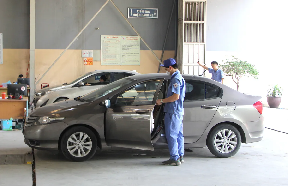 Từ nay, người dân được xuất trình đăng ký xe qua VNeID khi đi đăng kiểm